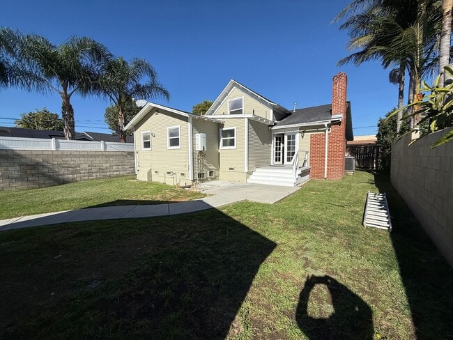 Building Photo - !!! $500 OFF 1st MONTH'S RENT !!! - Beautiful Remodeled Craftsman Home - RENT ME!