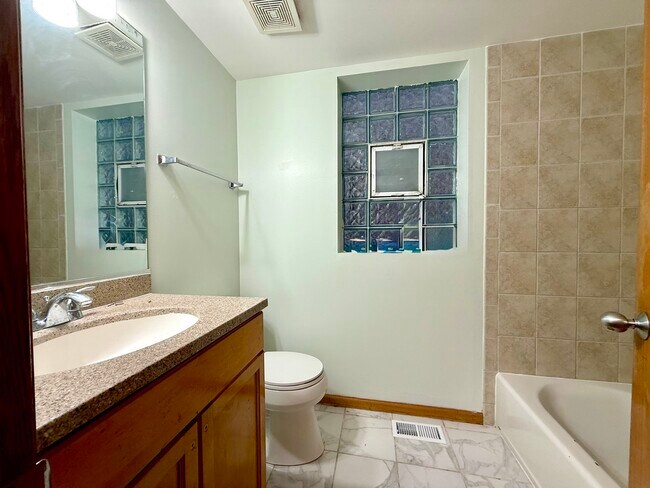 Building Photo - 2207 W Warren Blvd