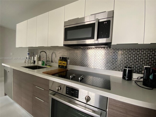 Building Photo - 1010 SW 2nd Ave