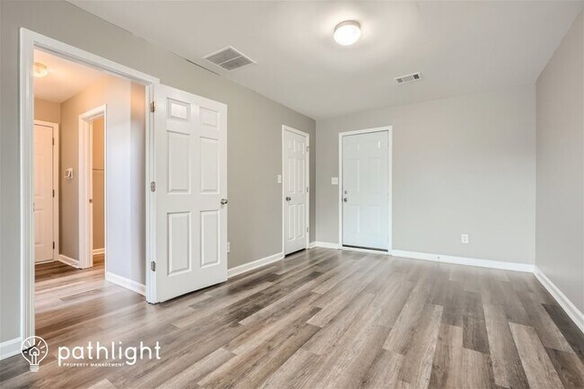 Building Photo - 213 Logan Creek Lane