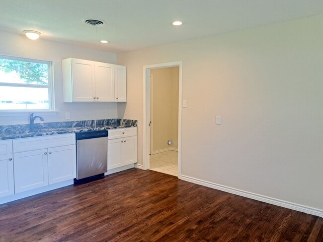 Building Photo - Renovated 4 bedroom 2.5 bath