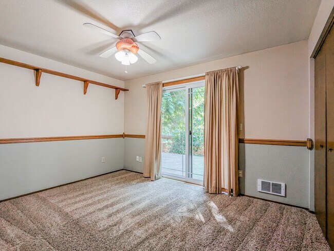 Building Photo - Charming 3 bed, 1.5 bath country rambler i...