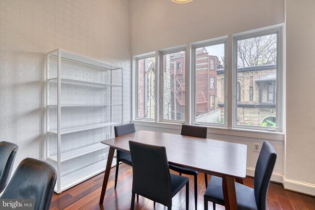 Building Photo - 12 E Mt Vernon Pl