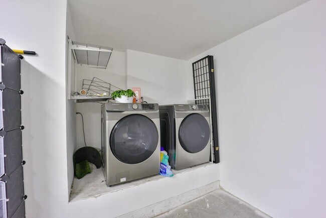 Building Photo - 492 Tyndall St