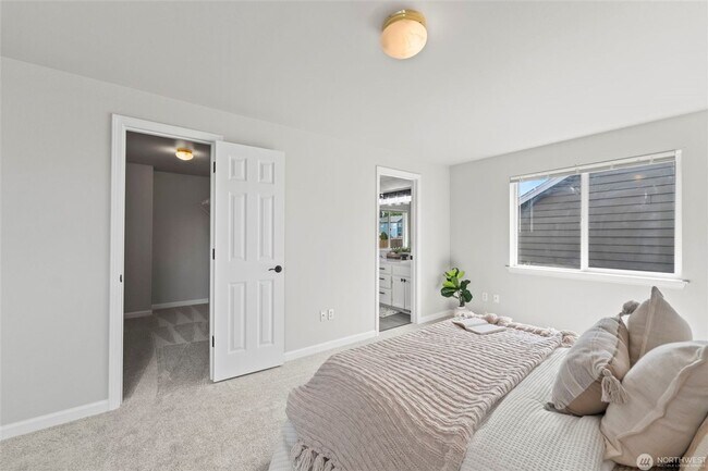 Building Photo - Amazing 4 br 2.5 bedroom 2000 sqft home!