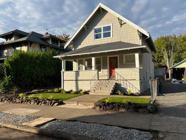 Building Photo - 619 NE Stanton St