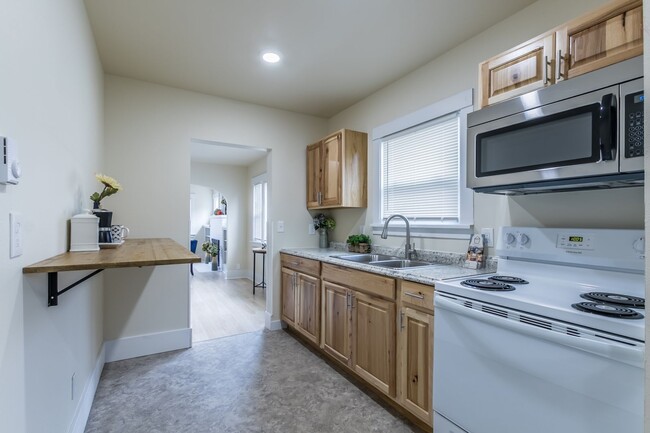 Building Photo - Adorable home with 3 Units in Tacoma