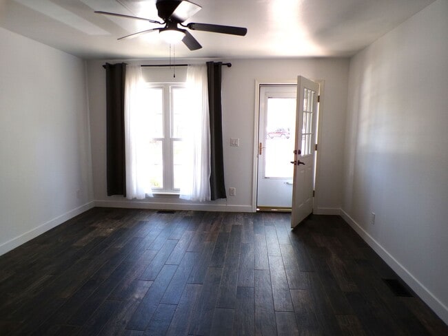 Building Photo - Updated 2 Bed 2.5 Bath Townhome!