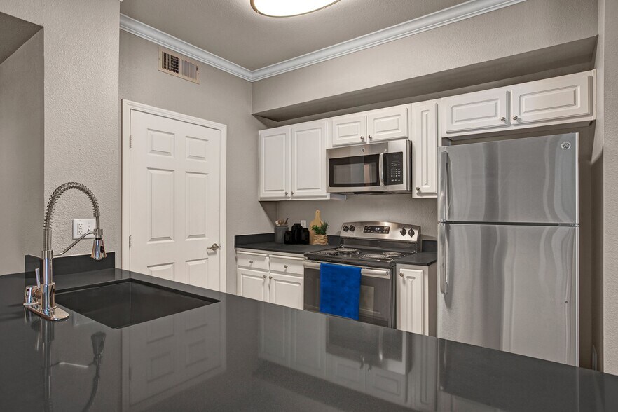 Broadleaf Apartments 40 Park City Ct Sacramento CA 95831 Apartment