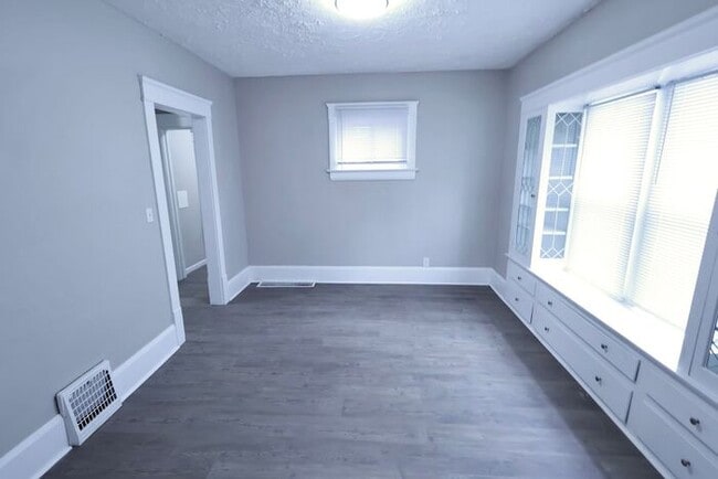 Building Photo - 893 Delia Ave