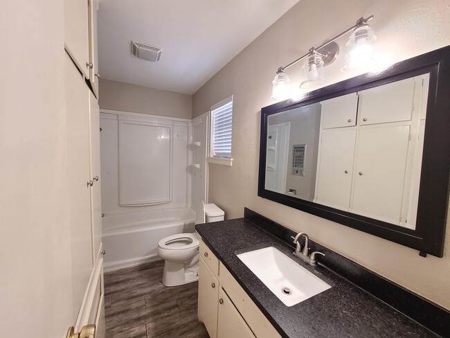 Building Photo - 409 E Shandon Ave