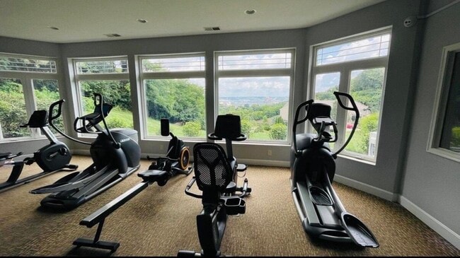 Building Photo - 422 Breezewood Ct