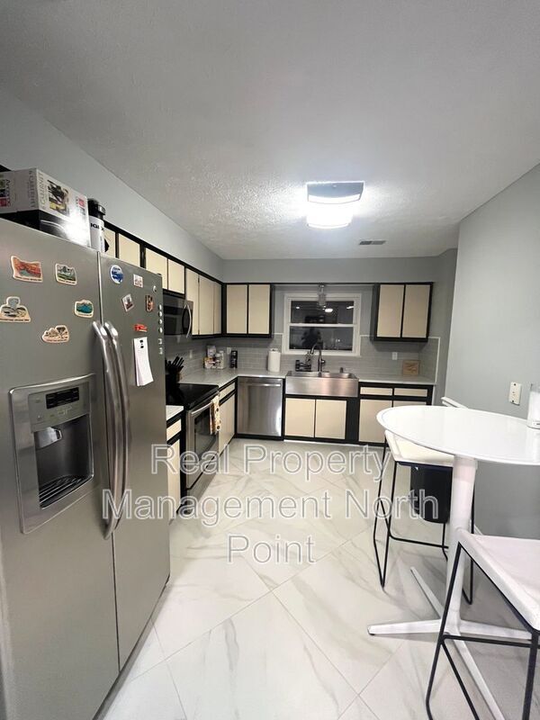 Building Photo - 5127 Village Green Way