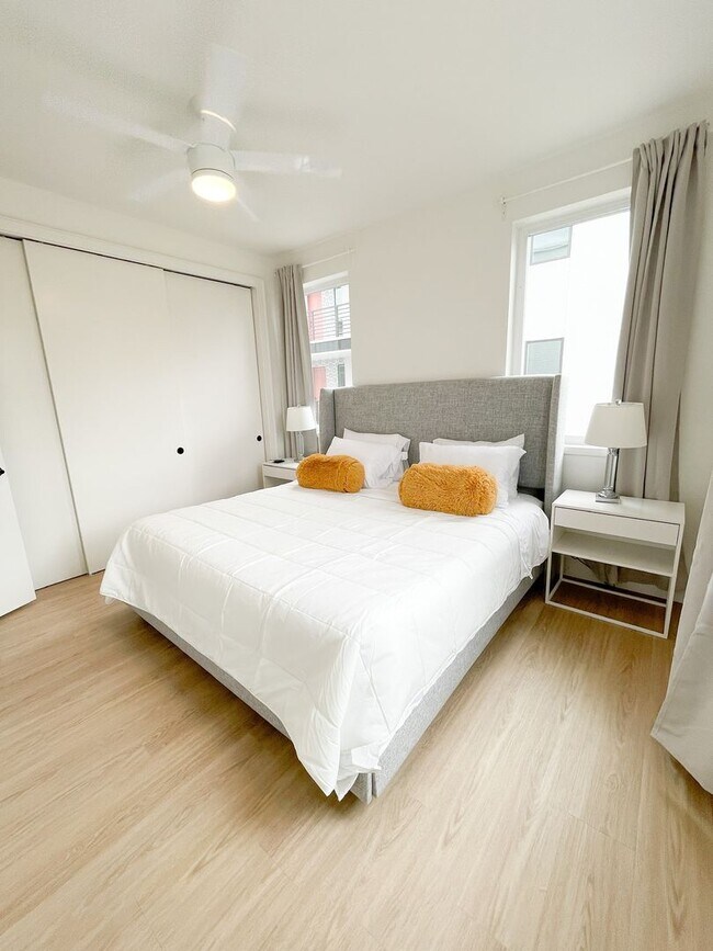 Building Photo - 2709 E 5th St.