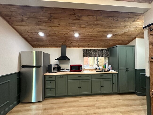 Building Photo - Fully Renovated 1 Bedroom Home - Across From the Meadow