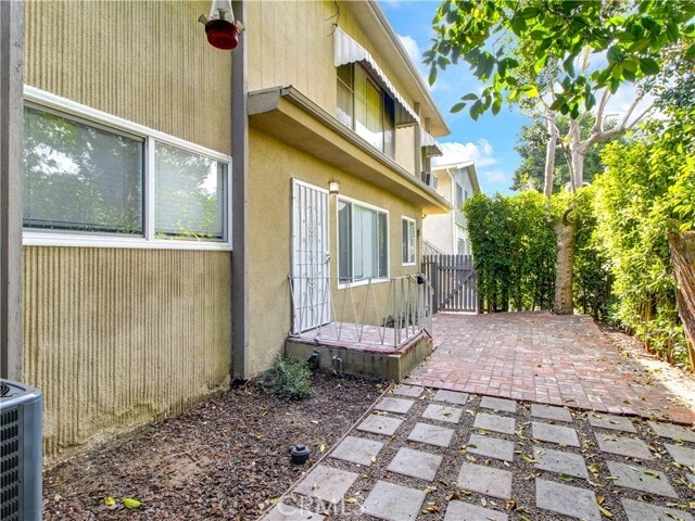 Building Photo - 1040 N Sierra Bonita Ave