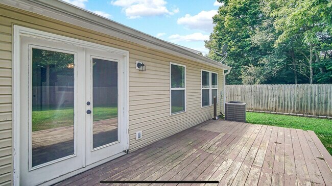 Building Photo - 4447 Connaught Dr E