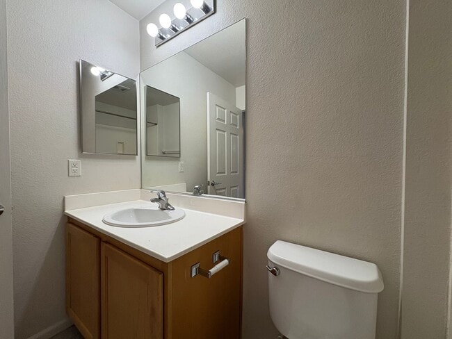 Building Photo - Amazing unfurnished 2 bedroom condo at Par...