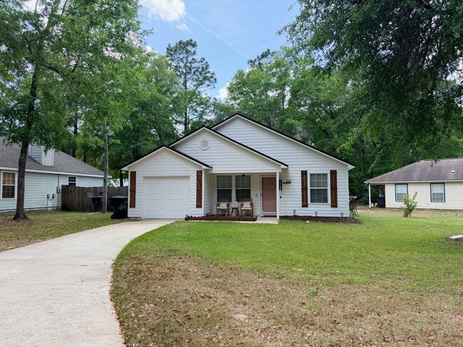 Primary Photo - Fully Updated “Cottage” Home Near Colleges, Airport & Coastal Getaways