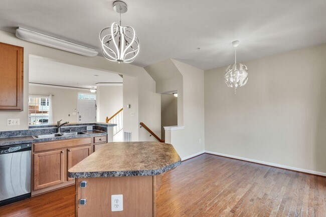 Building Photo - Charming 3 BR + Den Townhouse available now