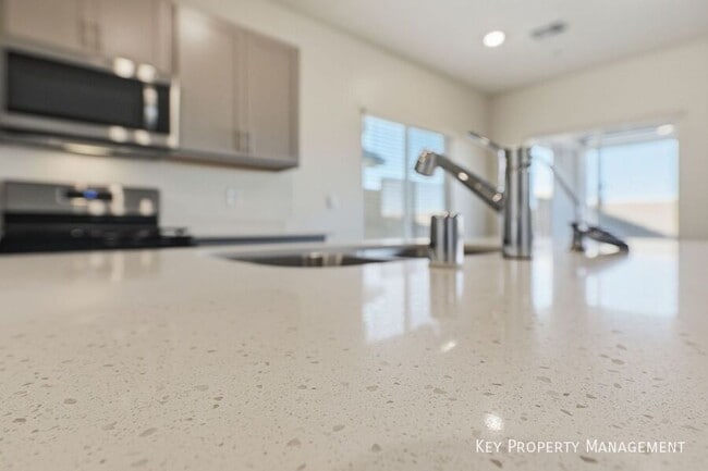 Building Photo - 530 Red Lovebird Ave