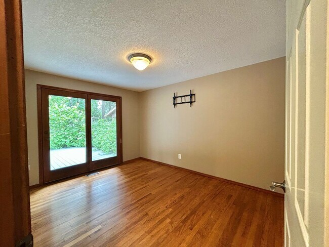 Building Photo - Tranquil Environment: 3 Bed, 1 Bath House