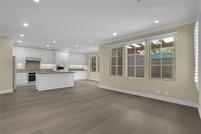 Building Photo - 64 Bianco