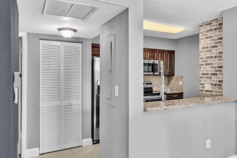 Building Photo - 2803 N Oakland Forest Dr