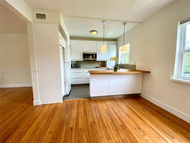 Building Photo - 5450 SW 76th St