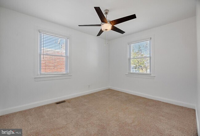 Building Photo - 458 Oakwood St SE