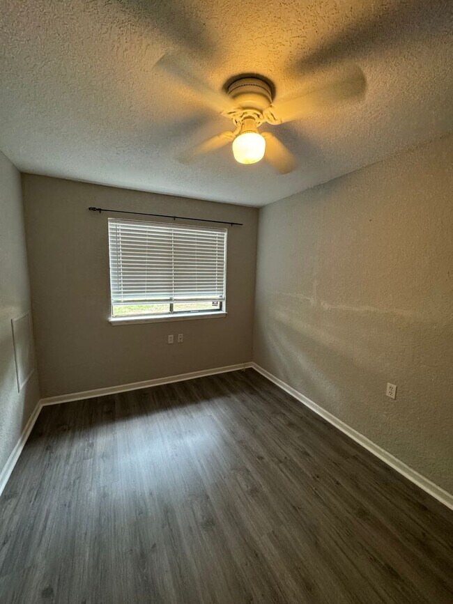 Building Photo - Come See This Beautiful Remodeled 2 Bed 1 Bath Condo in Mystic Woods! Available Now!