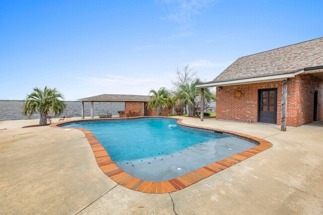 Building Photo - 4329 Edgewater Dr