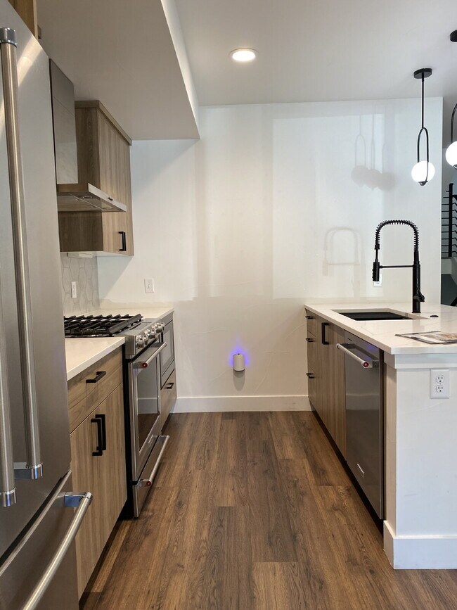 Building Photo - Beautiful, newer (2024) townhome in the de...