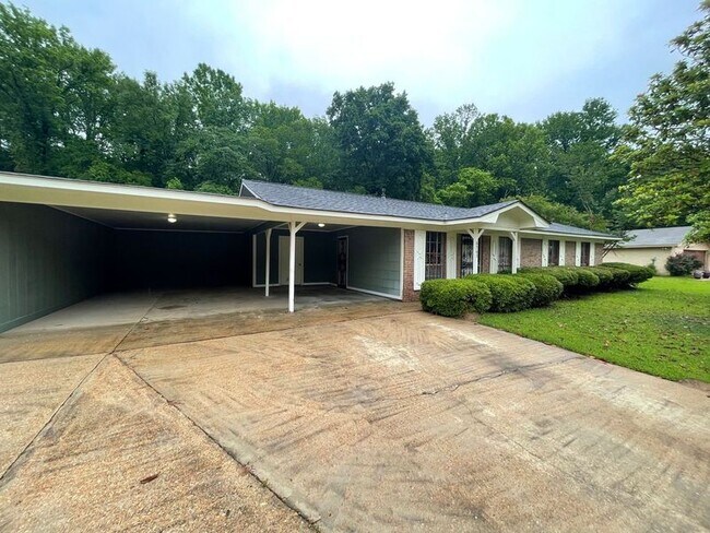 Building Photo - 6563 Franklin Delano Roosevelt Dr