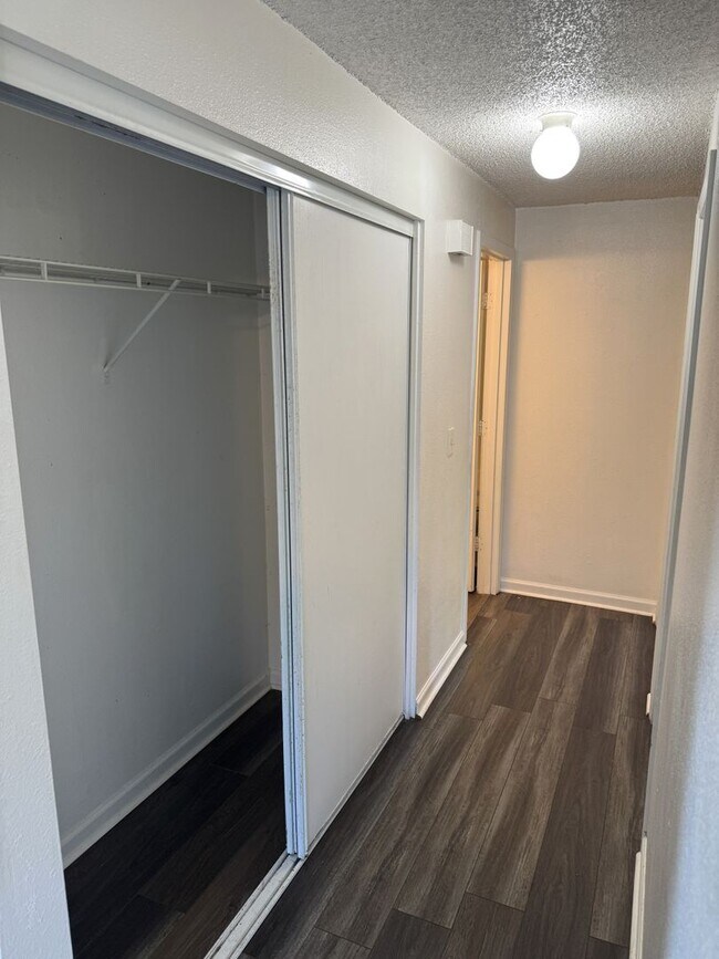 Building Photo - 2 bedroom 1 bath duplex with a garage!