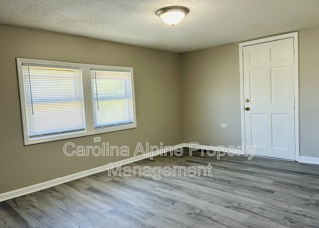 Building Photo - 618 Modena St