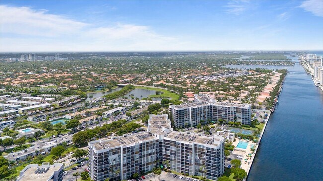 Building Photo - 1000 Parkview Dr