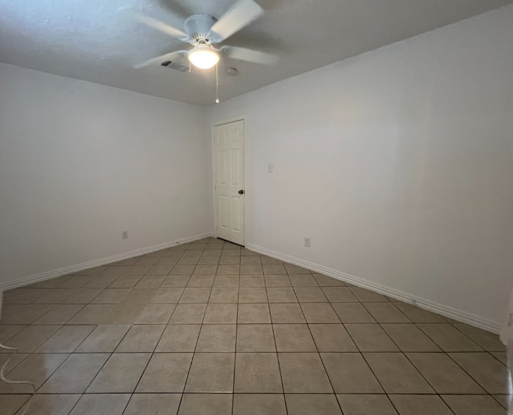 Building Photo - 831 Deerpass Dr