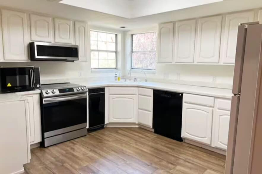 Large spacious kitchen - 2411 Glacier Dr