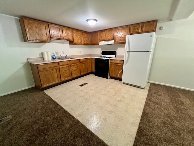 Building Photo - Unfurnished, 1-Year Long-Term Rental
