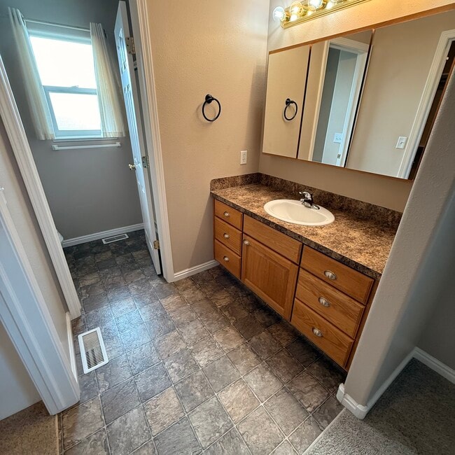 Building Photo - 2437 Brandon Dr