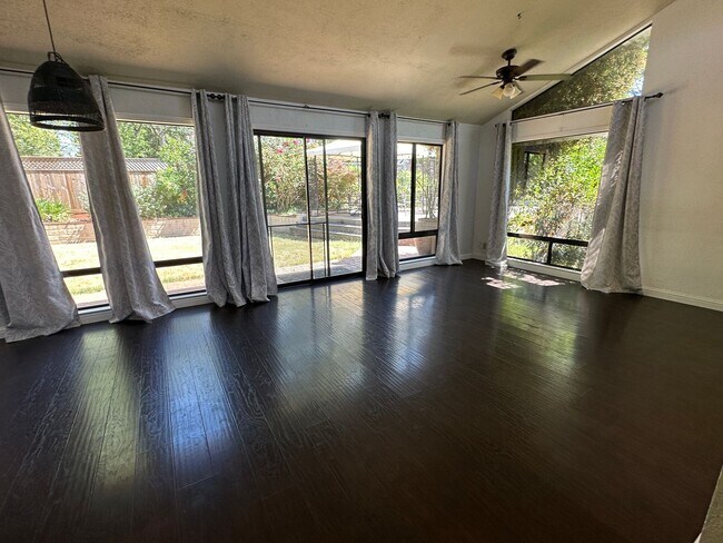 Building Photo - Welcome to your dream rental in Auburn!