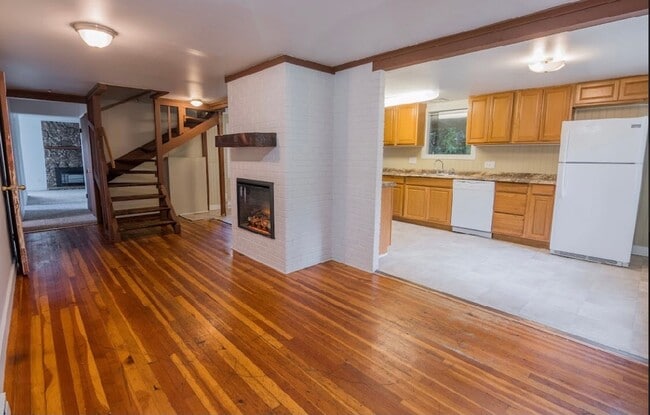 Building Photo - 3 bedroom 1 bathroom house close to Hendricks Park!