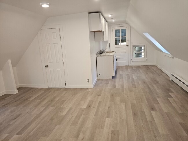 Building Photo - 210 Baldwin St