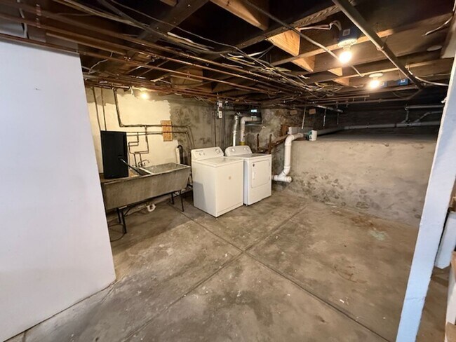 Building Photo - Charming 2 Bed, 2.5 Bath Home with Den & B...