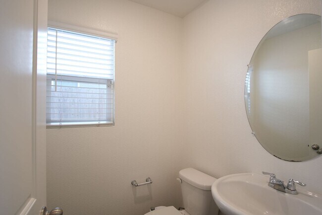 Building Photo - Move-in ready! Stunning 4-bedroom, 3-bathroom home located in the vibrant city of Manteca, CA.