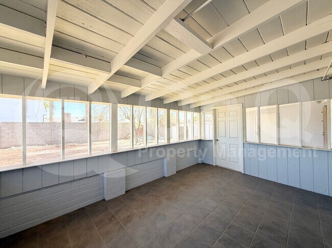 Building Photo - 2127 W San Miguel Ave