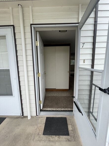 Entry - 530 Burnett Ave N
