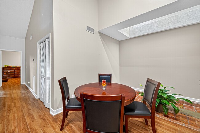 Building Photo - 7655 S Braeswood Blvd