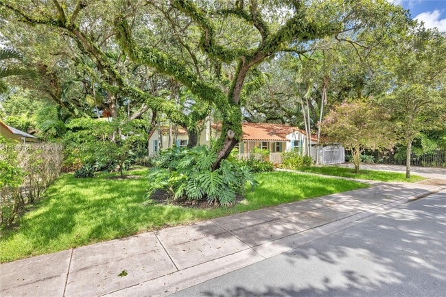 Building Photo - 1100 El Rado St